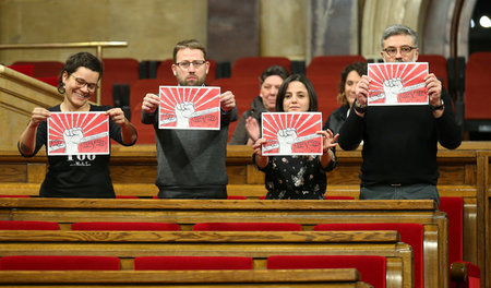 Die Abgeordneten der CUP am 30. Januar im katalanischen Parlamen...