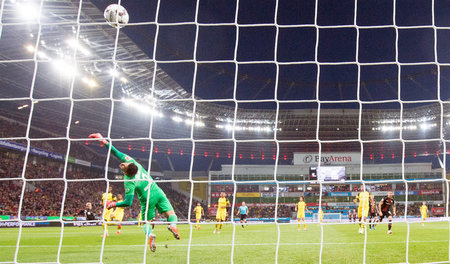 BVB-Tormann Roman Bürki verteidigt gegen Leverkusen sein Tor