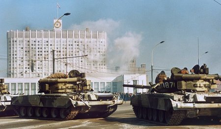 Moskau, 4. Oktober 1993: Panzer feuern auf das »Weiße Haus«, das...