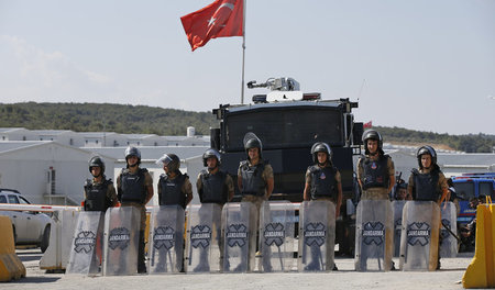 Machtdemonstration gegen Streikende: Polizisten vor der Istanbul... Machtdemonstration gegen Streikende: Polizisten vor der Istanbul...