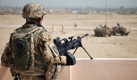 Panzer und Maschinengewehre für die Welt: Bundeswehr-Soldat am S...