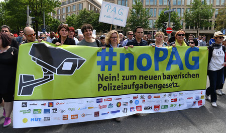 Gegen den Polizeistaat: Claudia Stamm (Partei Mut), Ates Gürpina... Gegen den Polizeistaat: Claudia Stamm (Partei Mut), Ates Gürpina...