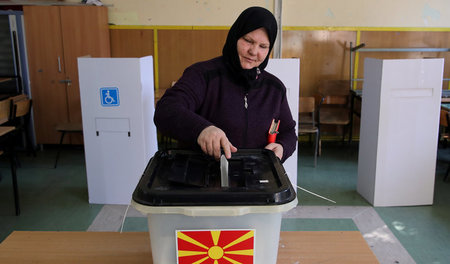 Eine von wenigen: Eine Frau nimmt am 30. September in Skopje an ...