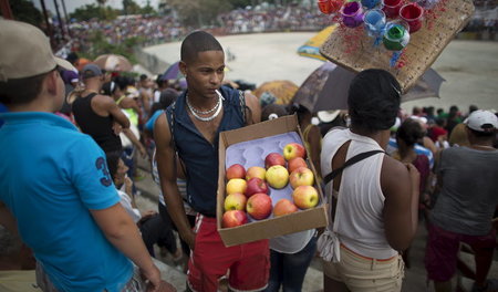 Beliebtes Obst: Ein Apfelverkäufer bei einer Messe in Havanna (2...