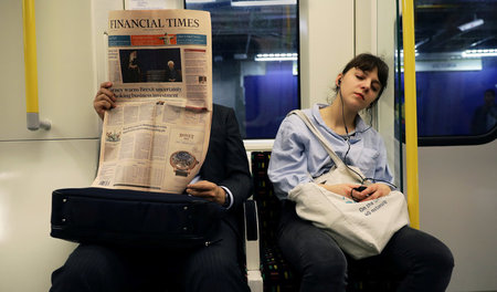 Financial Times hält Klientel wach: Szene aus einem Nachtzug der...