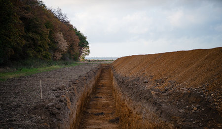 Am Rand des Hambacher Forstes wurde als Abgrenzung ein Graben au...