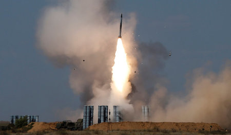 Moderne Kriegstechnik: Start einer »S-300«-Rakete bei den »Inter...