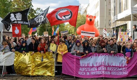 Zahlreiche Demonstranten stellten sich dem Aufmarsch »Tag der Na...