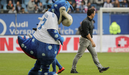 Mit hängenden Köpfen schleichen Dino und Trainer Christian Titz ...