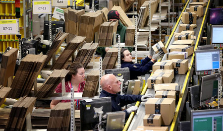 Amazon-Mitarbeiter Ende 2017 in Großbritanniens größtem Lagerhau...