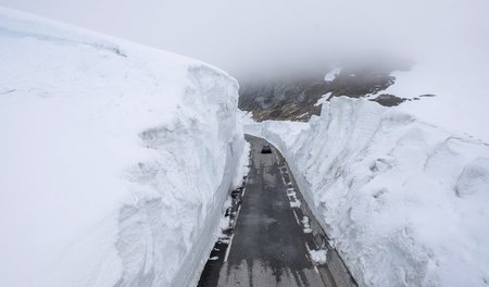 Schnee fällt durch die Löcher in der Handlung (Landschaft in Nor...