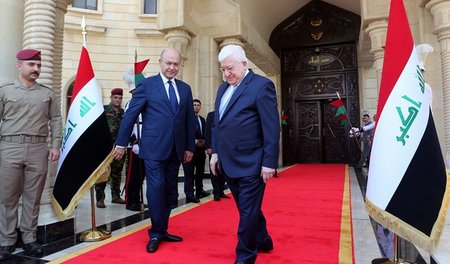 Der neue irakische Präsident Barham Salih (l.) verabschiedet am ...