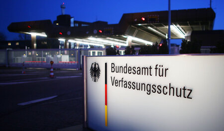 Nächtlicher Blick auf das Bundesamt für Verfassungsschutz (BfV) ...