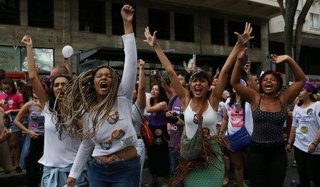 Antifaschistische Frauenpower am Zuckerhut: In Zentrum von Rio d...
