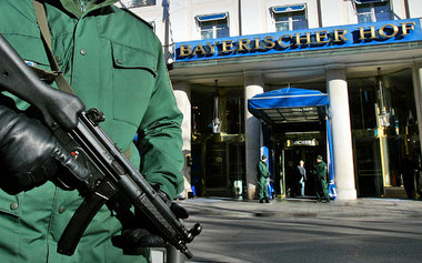 »Sicherheitskonferenz« in München: Draußen Polizei mit Maschinen... »Sicherheitskonferenz« in München: Draußen Polizei mit Maschinen...