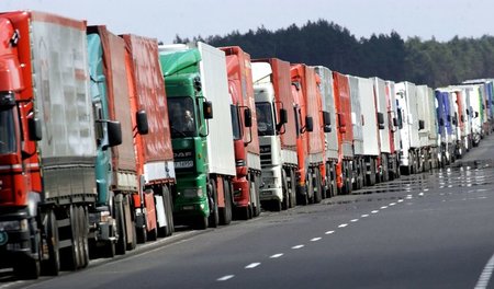 Ob freie Fahrt oder Stau: Lenkzeiten von 15 Stunden pro Tag werd...