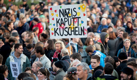 Zehntausende gegen Rassismus und Sozialabbau: Auf dem Wiener Bal...