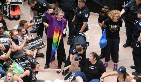 Protest gegen Richterkandidaten: Aktivisten demonstrieren am Don...