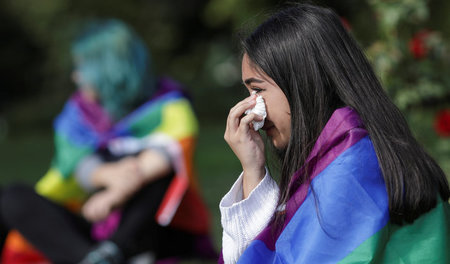In Regenbogenfahnen gehüllt: Proteste am Sonntag in Bukarest geg...