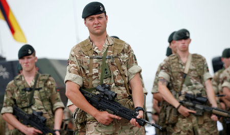 Britische Soldaten während einer NATO-Zeremonie im August im geo...