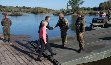 Britische und deutsche Panzerpioniere schlagen am Freitag währen...