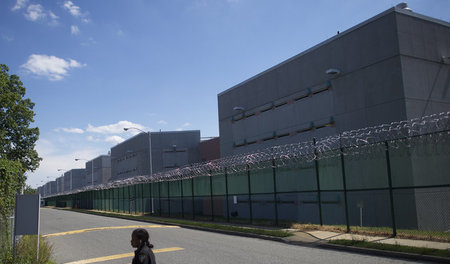 Die Repressionsschrauben werden angezogen: Das Curran-Fromhold-G...