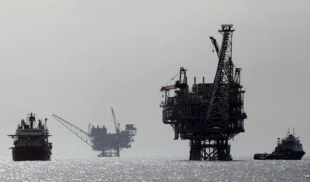 Israelische Gasplattformen im Mittelmeer, wenige Kilometer vor d...