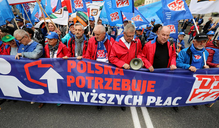 Seltener Anblick: Polnische Staatsdiener gehen auf die Straße (D...