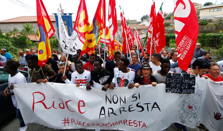 Solidarität mit Bürgermeister: Kundgebung vor dem Haus von Domen...