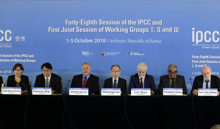 Hoesung Lee (Mitte), Vorsitzender des Weltklimarats, und weitere...
