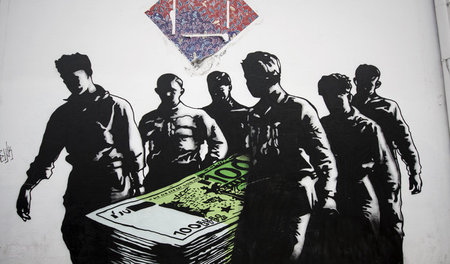 Die französische Linke möchte den Euro zu Grabe tragen (Graffiti...