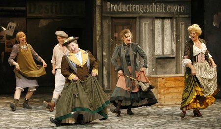 Abteilung »heitere Dramatik«: Ursula Staack (Mitte) in »Der groß...
