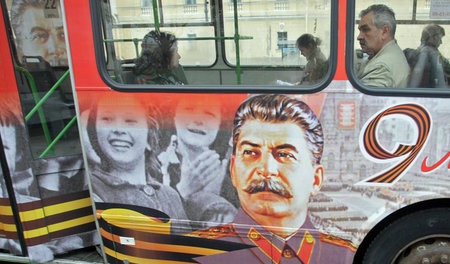 Er ist wieder da: Petersburger Bus mit Genosse Stalins Konterfei