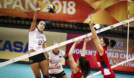 »Was immer dem Team hilft«: Ivana Vanjak (l.) im Spiel gegen Ser...