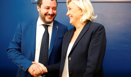 Rechtes Duo: Lega-Chef Matteo Salvini und Marine Le Pen am Monta...