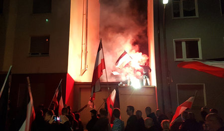 Mit Pyrotechnik und schwarz-weiß-roten Flaggen demonstrierten ex...