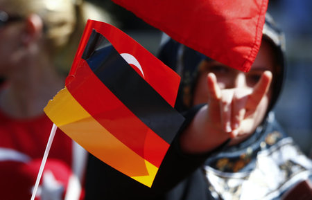 Anhängerin der Grauen Wölfe zeigt den Gruß der faschistischen Or...