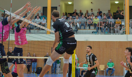 »Ein globaler Sport« – Schmetterball von Dirk Westphal (Trikotum... »Ein globaler Sport« – Schmetterball von Dirk Westphal (Trikotum...