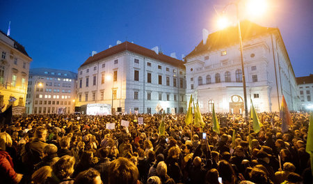 Im Parlament ist es still, aber auf den Straßen regt sich Widers... Im Parlament ist es still, aber auf den Straßen regt sich Widers...