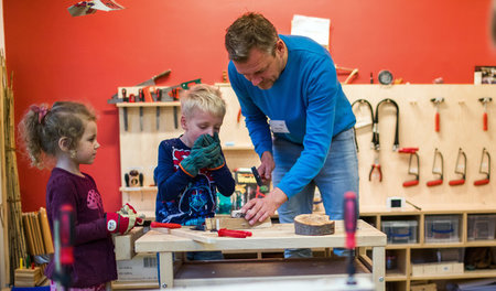 Hier können sie wirklich etwas lernen: Kinder beim Basteln mit B...