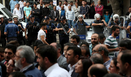 Anhänger der Demokratischen Partei der Völker (HDP) protestieren... Anhänger der Demokratischen Partei der Völker (HDP) protestieren...