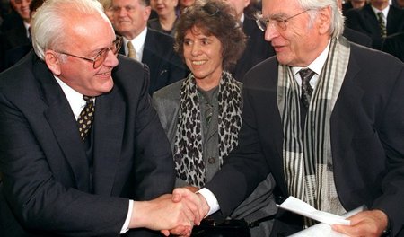 Im Täterland: Bundespräsident Roman Herzog (links) gratuliert Ma... Im Täterland: Bundespräsident Roman Herzog (links) gratuliert Ma...