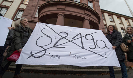 Protestierende im November 2017 vor dem Amtsgericht Gießen (Hess... Protestierende im November 2017 vor dem Amtsgericht Gießen (Hess...