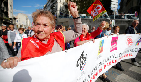 Breite Widerstandsfront: Rentnerin demonstriert in Marseille geg...