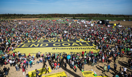 »We Will End Coal – Wir werden mit der Kohle aufhören« kündigten... »We Will End Coal – Wir werden mit der Kohle aufhören« kündigten...