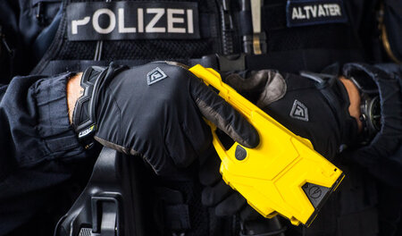 Sogenannte Taser sollen als Hilfsmittel der körperlichen Gewalt ... Sogenannte Taser sollen als Hilfsmittel der körperlichen Gewalt ...