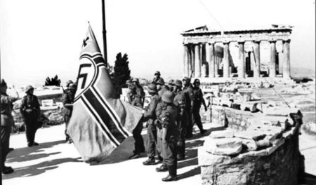 Deutsche Besatzung: Wehrmacht-Soldaten ziehen die Hakenkreuz-Fla...