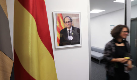 Ein Foto von Quim Torra, Präsident Kataloniens, hängt bei der Wi...