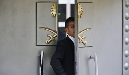 Ein Sicherheitsbeamter betritt das Konsulat Saudi-Arabiens in Is...