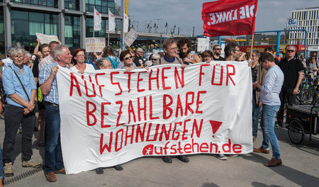 »Aufstehen« bei einer Kundgebung zahlreicher Gruppen anlässlich ...